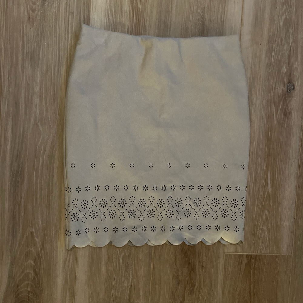 Adorable miniskirt with razor cut detail